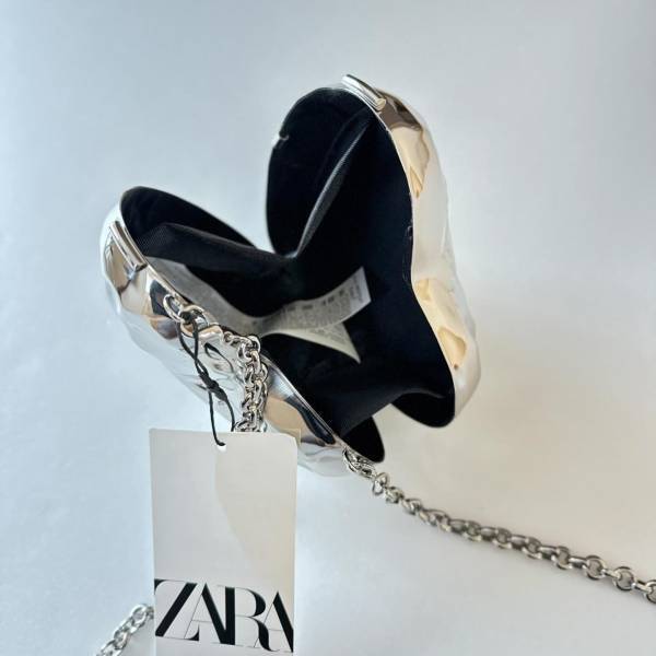 「いまっぽさ全開」でたまらなく可愛い！【ZARA】「コーデのポイント」になる”ハートバッグ”