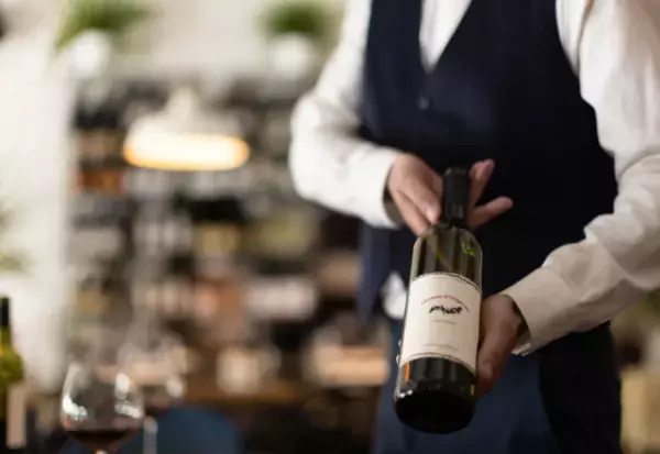 客「予約した者です」店員「4名でご予約の…あれ？」高級レストランで待たされ数分後…→店員の主張に…客「え！？」