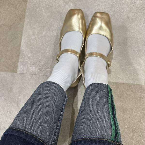 【GU】「長時間履いていても疲れにくい！」ゴールドカラーが華やかなシューズ、もうゲットした？