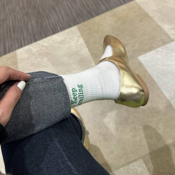 【GU】「長時間履いていても疲れにくい！」ゴールドカラーが華やかなシューズ、もうゲットした？