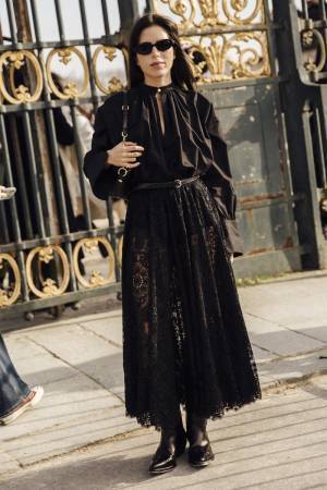 身軽さが鍵！ 季節感を捉えた「オールブラック」コーデの作り方【ストリートスナップ】