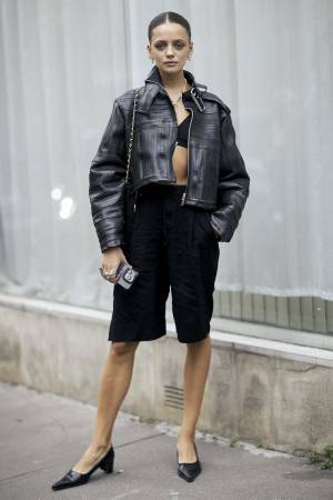 身軽さが鍵！ 季節感を捉えた「オールブラック」コーデの作り方【ストリートスナップ】