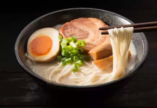 ラーメン屋で…客「財布持ってないから一口ずつくれ」店主「はあ！？」次の瞬間…【店主の言動】に…客は大困惑！？