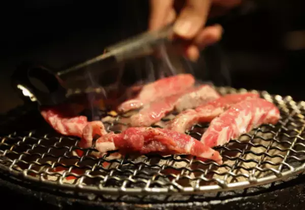 高級焼肉店で…店員「お待たせしました」客「あれ…？」”肉に違和感”を覚え抗議した結果…⇒店長の【まさかの行動】に…客「うわあ！」