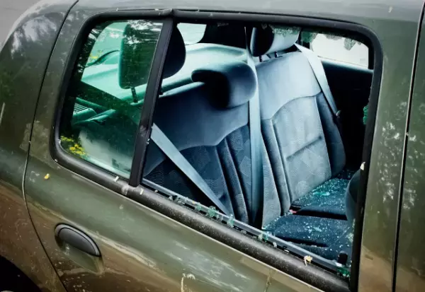 愛車が『車上荒らし』の被害に！？だが…「何も取られてない？」⇒その後、判明した【犯人とその動機】に顔面蒼白…