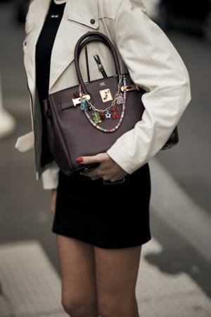 「バッグの持ち方」1つで今っぽく！ トレンドスタイルの作り方【ストリートスナップ】