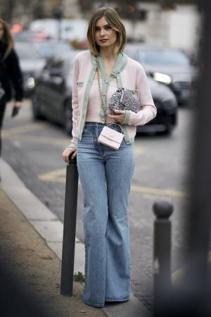 「バッグの持ち方」1つで今っぽく！ トレンドスタイルの作り方【ストリートスナップ】