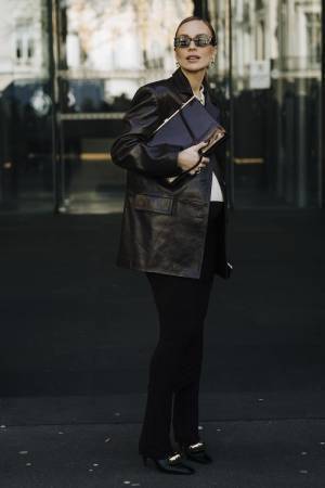 「バッグの持ち方」1つで今っぽく！ トレンドスタイルの作り方【ストリートスナップ】