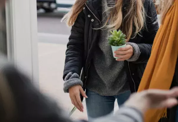 挨拶に来た彼女「はじめまして！」俺「あれ…？」彼女を見た”母の様子”がおかしい…⇒母に確認した結果…俺「へ？」