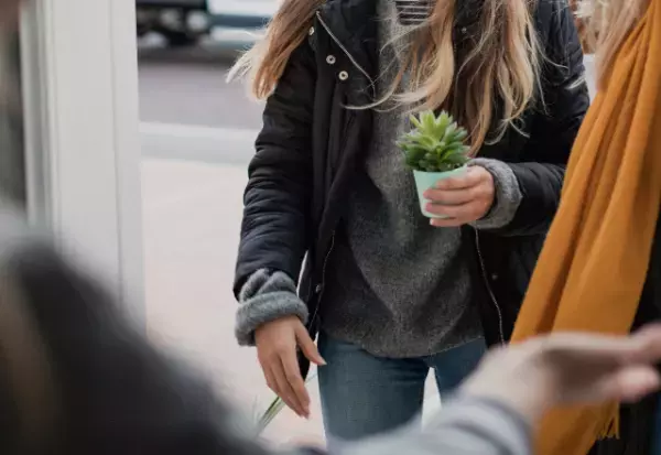 挨拶に来た彼女「はじめまして！」俺「あれ…？」彼女を見た”母の様子”がおかしい…⇒母に確認した結果…俺「へ？」