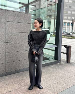 “程よい肌見せ”がポイント！春に着こなしたい【モノトーンコーデ】