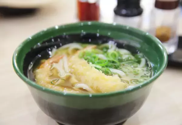 フードコートで…大暴れする中学生集団にイラッ！だが直後⇒店員の『天ぷらうどん大盛り』を使った反撃で…中学生「うえ…」