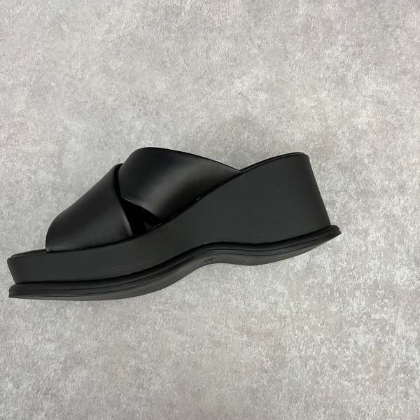 ＜もうチェックした？＞【UNIQLO：C】の”プラットフォームサンダル”が「可愛くて即決」！！