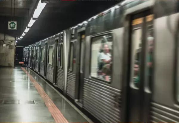 『駆け込み乗車』し、女性に衝突！？迷惑男「文句あるなら聞いてやるよ！」⇒「次の駅で降りろ」他の乗客が一喝した結果