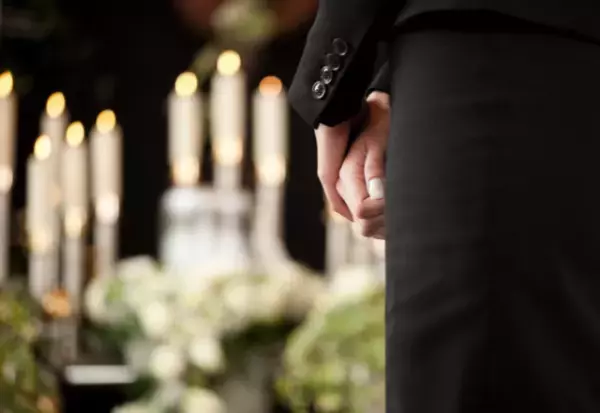 父の葬式で…僧侶「100万円いただきます」娘「じゃあ別の僧侶に頼も…」→”理不尽な言動”を続けた僧侶の【自業自得】な末路とは…