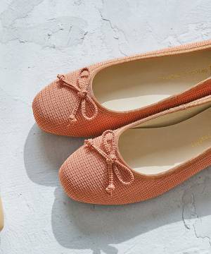 いま注目！ “バレエコア”を取り入れるなら【リボンシューズ】で♡
