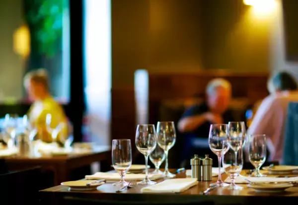 高級レストランで…客「予約した者です」店員「満席となってまして…」→店員の”まさの主張”に衝撃…客「でも、それじゃ…」