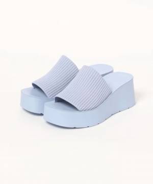 “スリッパ感”がラフ可愛い♡ 足元で抜け感【スライドサンダル】って？