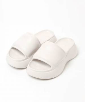 “スリッパ感”がラフ可愛い♡ 足元で抜け感【スライドサンダル】って？