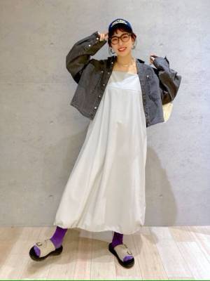 “スリッパ感”がラフ可愛い♡ 足元で抜け感【スライドサンダル】って？