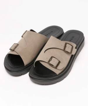 “スリッパ感”がラフ可愛い♡ 足元で抜け感【スライドサンダル】って？