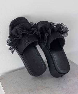 “スリッパ感”がラフ可愛い♡ 足元で抜け感【スライドサンダル】って？