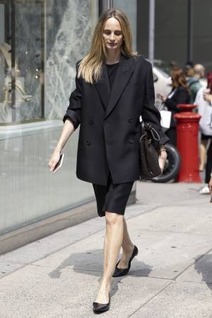 素足が見える「ハーフパンツ」で軽やかに！ 良バランスに着こなす方法【ストリートスナップ】