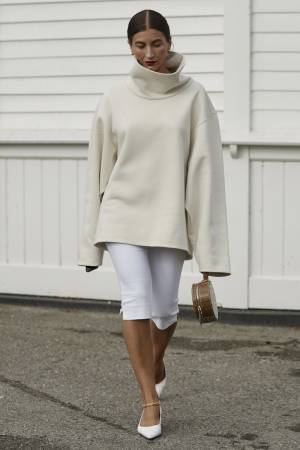 素足が見える「ハーフパンツ」で軽やかに！ 良バランスに着こなす方法【ストリートスナップ】