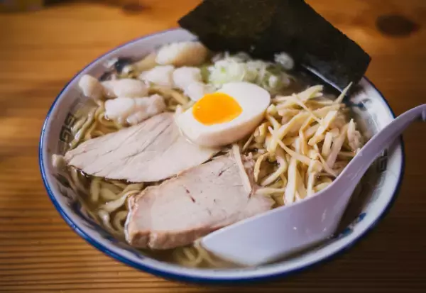 ラーメン屋で…行列に割り込み！？客「並ぶなんて頭わる（笑）」すると…→店主「…ではお入りください」店主の行動に…「え？」