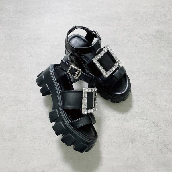 今年はこれがバズる予感！！ 選ぶなら『黒』一択かも♡【厚底サンダル】