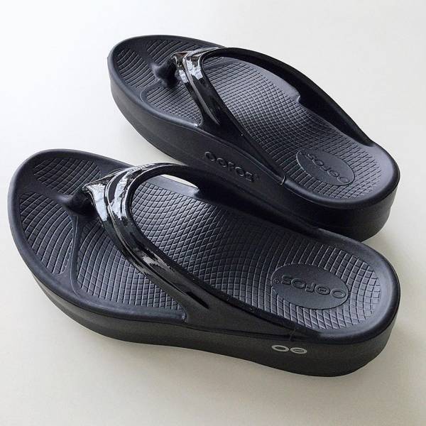 今年はこれがバズる予感！！ 選ぶなら『黒』一択かも♡【厚底サンダル】