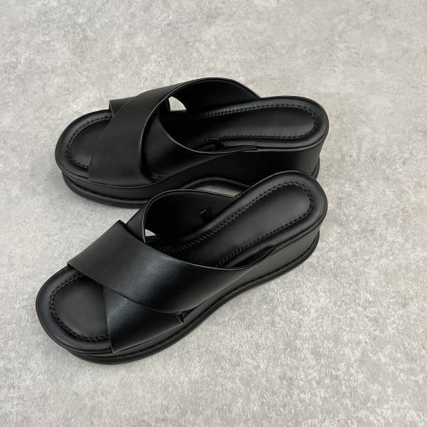 コーデのオシャレ度を左右する！【GU】【ユニクロ】トレンド感のある「シューズ」特集