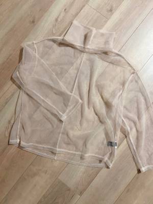 ＜オシャレ上級者になれる＞この春トレンドの「シアートップス」特集