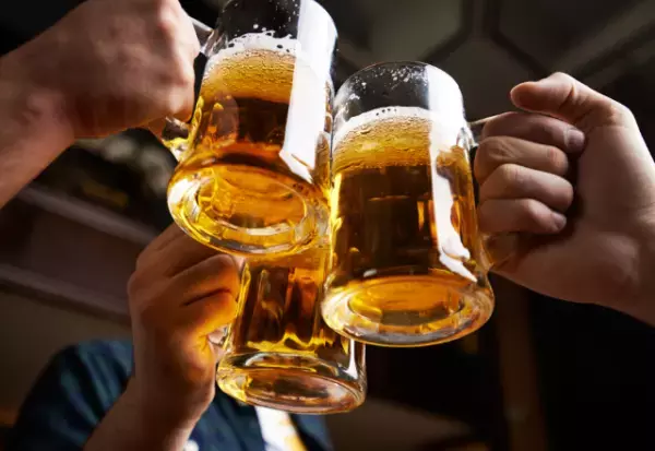 居酒屋で…出された”ビール”に青ざめ…客「…移動しようか」店長「4万5千円です」会計の”衝撃の内訳”に…客「うそでしょ…」