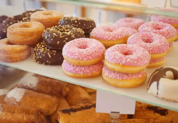 人気ドーナツ屋で…行列に割り込む客「俺が誰だかわかってんの！？」店員「…もちろんです」⇒次の瞬間“店員が放った言葉”で状況が一変！