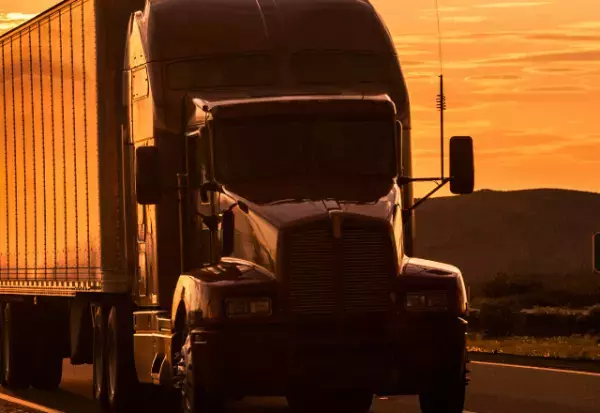 高速道路で…”初心者マーク”を煽る”大型トラック”！？警察に通報しようとすると…【衝撃の展開】に発展！？