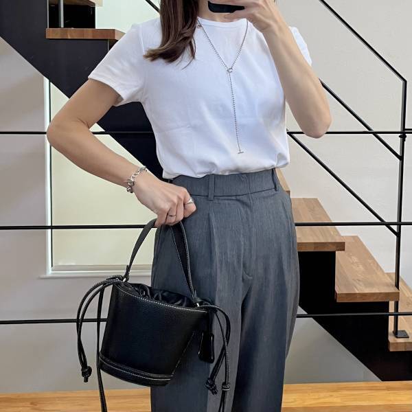 【ユニクロ】シンプルで着こなしやすい「おすすめトップス」2選