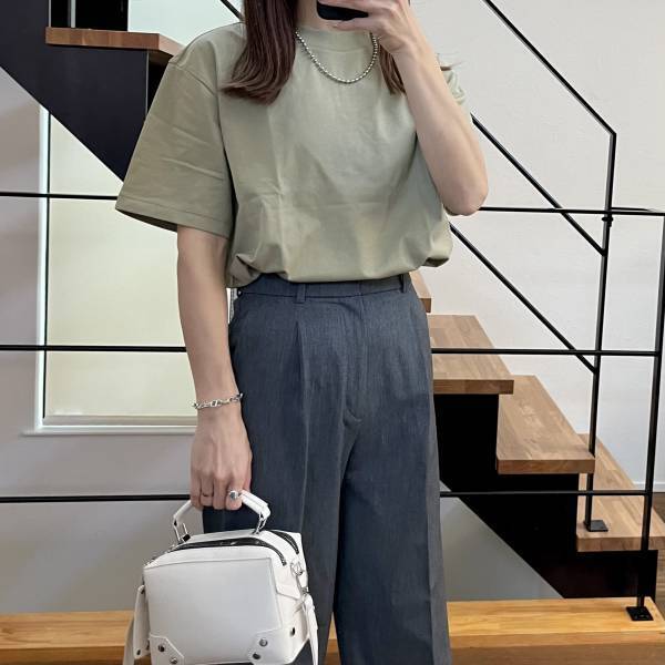 【ユニクロ】シンプルで着こなしやすい「おすすめトップス」2選