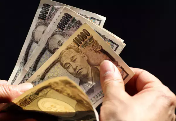 夫「10万円なんてすぐなくなる」妻「どういうこと…？」散財する夫に【ある対策】をした2日後⇒夫「何かしやがったな…！」