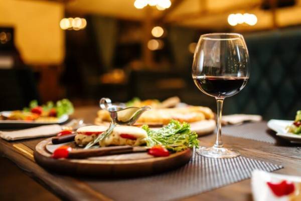 レストランで…予約した『誕生日コース』に違和感。客「やっぱり変だ…」確認すると⇒店員「ああーそうですね…」