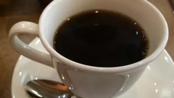 カフェで…店員「何名様ですか？」客「見てわかんない？」その後…⇒客が放った【時代錯誤な発言】に…店員「おい」