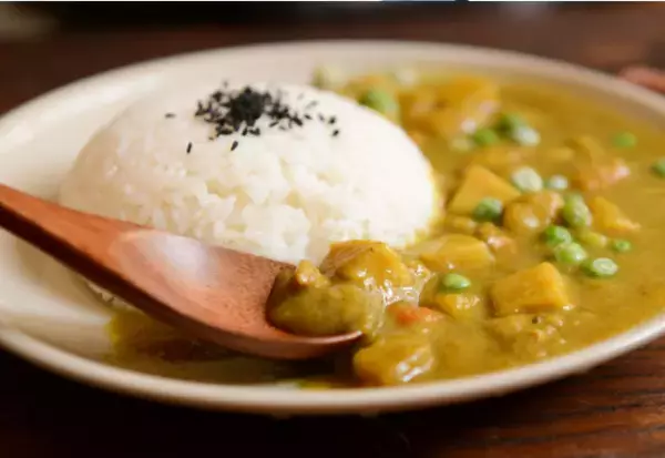 カレー屋で…『500円のカレー』を頼んだはずが…店員「お会計3000円です」客「…は？」⇒店員の説明した【値段の理由】に絶句！