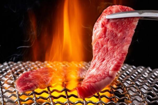 焼肉店で…提供された“肉”に違和感。客「この肉…」店長「あの、お客様」客から指摘された直後、店長の『まさかの行動』に店内が騒然！？