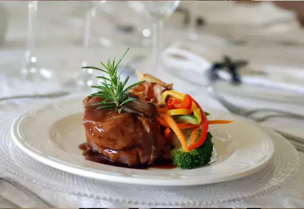 レストランで…予約した『誕生日メニュー』に違和感。「え、やっぱ変だ…」抗議すると⇒店員「でも…」