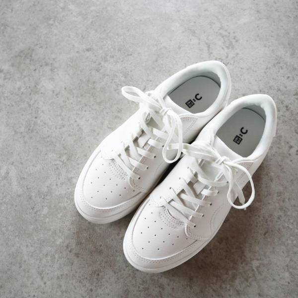 《こんなの待ってた♡》【ユニクロ】どんなコーデにもマッチする！「白スニーカー」