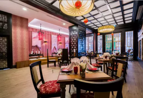 中華料理屋で…勝手に配信する迷惑客「替え玉10個！」店員「お1人様3つまでです…」⇒直後”迷惑客の言動”に…店員「いや…」