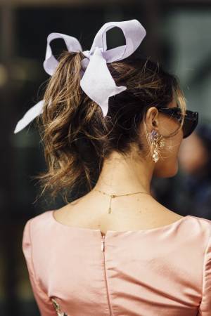 海外ガールに学ぶ！ トレンド「リボン」を使ったヘアアレンジ集【ストリートスナップ】