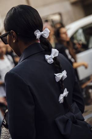 海外ガールに学ぶ！ トレンド「リボン」を使ったヘアアレンジ集【ストリートスナップ】