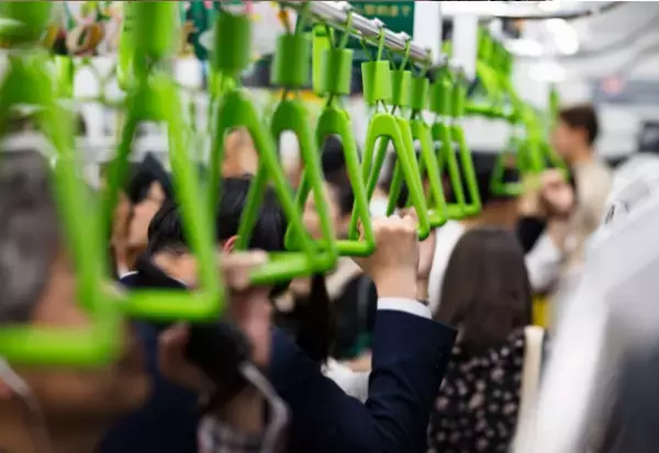 電車内で…”女子高生をねらう”男！？迷惑行為に抗議すると…⇒男「は～あ？」”まさかの言い分”に衝撃…！