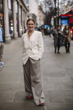 【ロンドンSNAP】夏コーデをクラスアップ！紫外線対策としても使える「ホワイトジャケット」コーデ